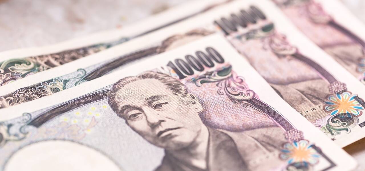 USD/JPY: market consolidating between Moving Averages